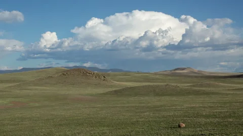 4K Time lapse of a storm cloud in blue sky above grassy hills in New Mexico 스톡 동영상 158322232
