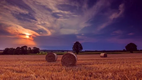 4k time lapse with straw bales on field under nice sky. 库存影片 154766373