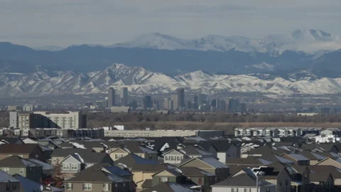 4K time lapse of Suburban sprawl, downtown Denver and snowy Rocky Mountains 스톡 동영상 265106325