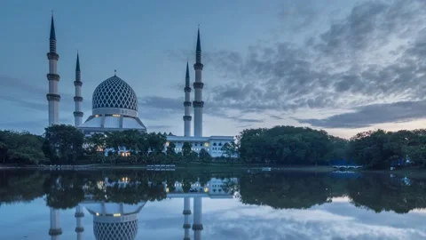 4k Time-lapse of Sultan sallahuddin Abdul Aziz Shah Mosque during sunrise Stock Footage 142846345
