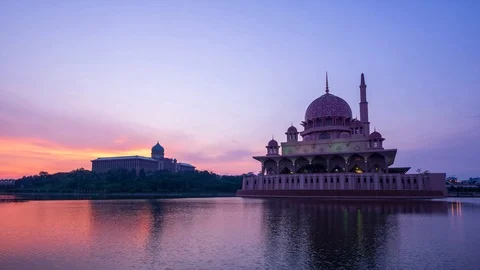 4K Time lapse of sunrise over Putra mosque in Putrajaya, Malaysia. Stock Footage 89706079