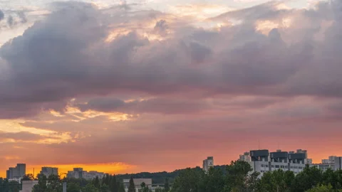 4K time lapse of sunset with clouds flowing in the sky and reddish-orange 스톡 동영상 213918596