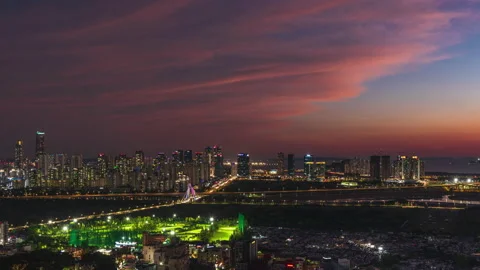 4K time lapse of sunset with clouds flowing in the sky and reddish-orange 스톡 동영상 228438641