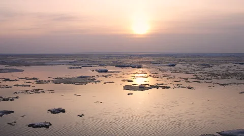 4k Time-lapse Sunset. Ice drift on the river. In the spring the ice floats 스톡 동영상 62491856