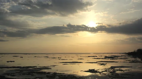4k Time-lapse Sunset. Ice drift on the river. In the spring the ice floats 스톡 동영상 62494098