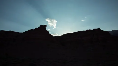 4K time lapse of sunset sunlight casting sun rays and silhouetting desert ridges Stock Footage 160636602