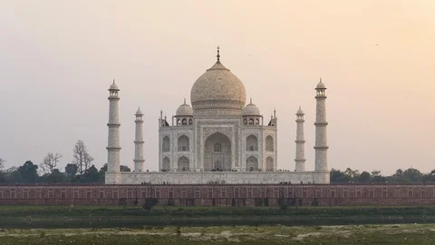 4K time lapse of Taj Mahal view in sunset in overcast day in Agra, India Stock Footage 128507617