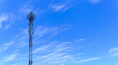 4K Time Lapse : Telecommunications antenna with cloud and blue sky Vidéo 67942300