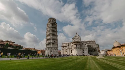 4K time-lapse of the tower in Pisa, Tuscany Italy while clouds rush by Stock-Footage 99786851