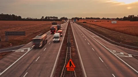 4K. Time lapse of traffic at A4 (E40) Highway, day to night. Poland, Europe. Vidéo 54299291