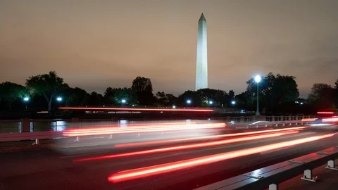 4K time lapse of traffic light streaks on a bridge near the Washington Monument 스톡 동영상 107341178