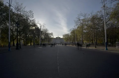 4k Time lapse of the tree-lined boulevard in front of Buckingham Palace Vídeo Stock 53812994