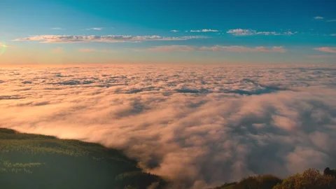 4K time-lapse of vast sea of clouds slowly flowing under blue sky 動画素材 332932319