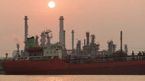 4K Time lapse the vessel enter the a Oil refinery 스톡 동영상 64026439