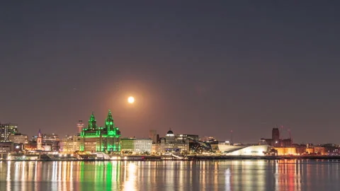 4K time lapse video of a full moon over Liverpool waterfront, England Stock Footage 285131109