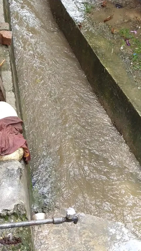 4K Time lapse video of rain water flowing in open severage. Video stock 138316705