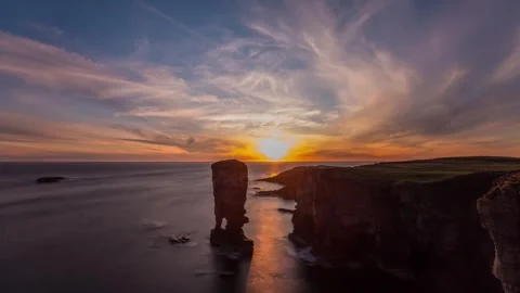 4K Time Lapse of a Whispy Sky and Sunset at the Yesnaby Stack in Sandwick Or 動画素材 256096078
