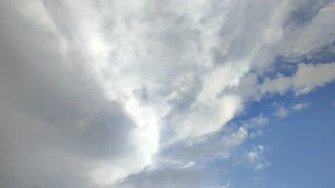 4K - Time lapse of white cloud on blue sky Video stock 209956704