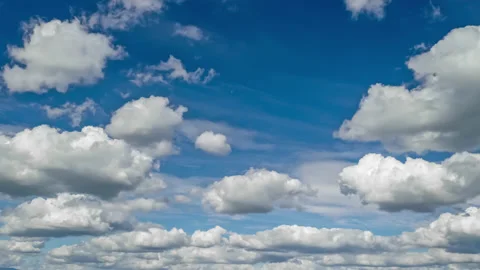 4k time lapse of white fluffy clouds 動画素材 130297545