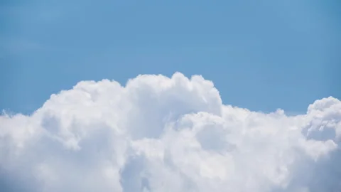 4K time lapse white heap of clouds changing form in bright blue summer sky Stock-Footage 140831594