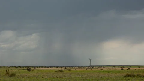 4K Time lapse of a windmill in a field as rain clouds approach in New Mexico Video stock 148930350