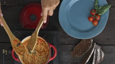 4k Time lapse of woman's hands preparing spaghetti to serve on plate and ready t Video stock 199615980