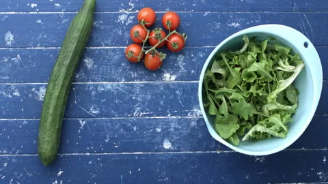 4k Time lapse of woman's hands setting out ingredients for Greek salad recipe. 動画素材 199616429