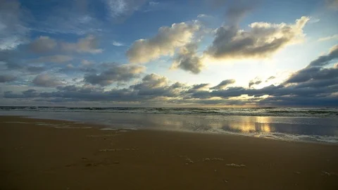 4K timelapse of beach, beautiful clouds and reflections 스톡 동영상 99531567