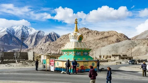 4K Timelapse of Beautiful buddhist stupa with blue sky cloudy 库存影片 106919553