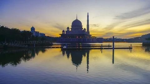 4K Timelapse of beautiful public mosque at Putrajaya during sunrise. Stock Footage 118733790