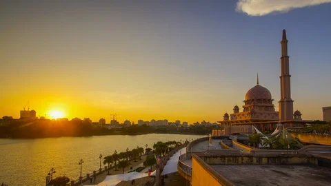 4K Timelapse of beautiful Putra Mosque during sunset. Stock Footage 115735483