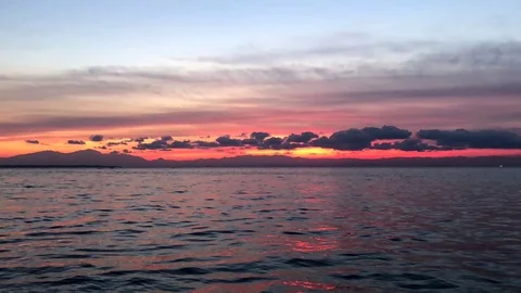 4K TIMELAPSE OF A BEAUTIFUL SUNSET WITH CLOUDS Video stock 120519054