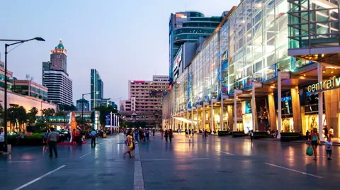 4K TimeLapse - The camera move forward first-person on the evening streets Vídeos de archivo