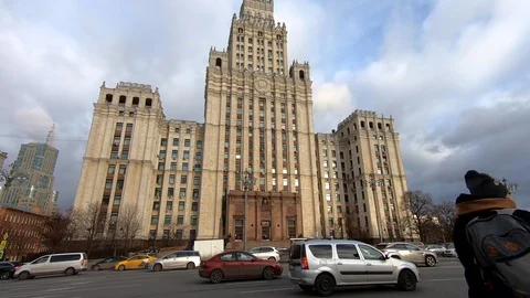 4К timelapse of cloud movement against the background of а building Video stock 121635510