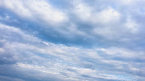 4K Timelapse clouds in a blue sky. Stockbeeldmateriaal 111081892