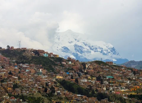 4K timelapse of clouds clearing to reveal the Illimani mountain behind La Paz Vidéo 87345076