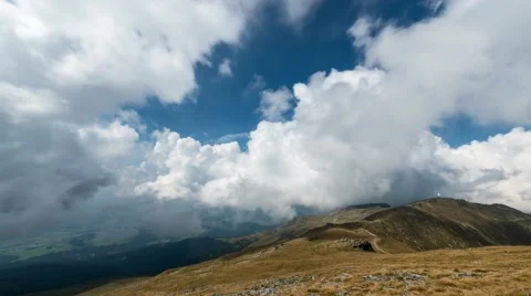 4K Timelapse of clouds moving over a mountain ridge towards the camera Video stock 67810181