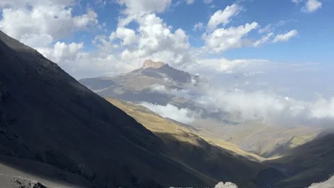 4K Timelapse of Clouds Rolling Over Rugged Mountain Valley Stockbeeldmateriaal 346223014