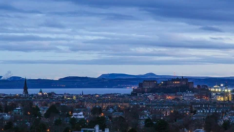 4k timelapse of dawn over Edinburgh with the sea and hills in the background 库存影片 99398871