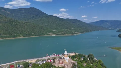 A 4K timelapse drone shot of Ananuri Castle on the Jinvali Reservoir Video stock 314213174
