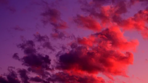 4K timelapse of epic mysterious clouds moving fast at sunset. Vídeo Stock 116991645
