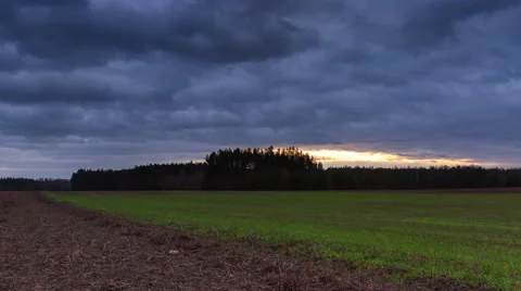 4k timelapse of field under cloudy sky after sunset 库存影片 60205597