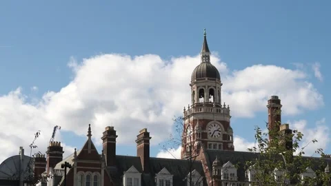 4K Timelapse of Fluffy Clouds Moving and Iconic Croydon Library Clock Tower.. Vídeos de archivo 248542322