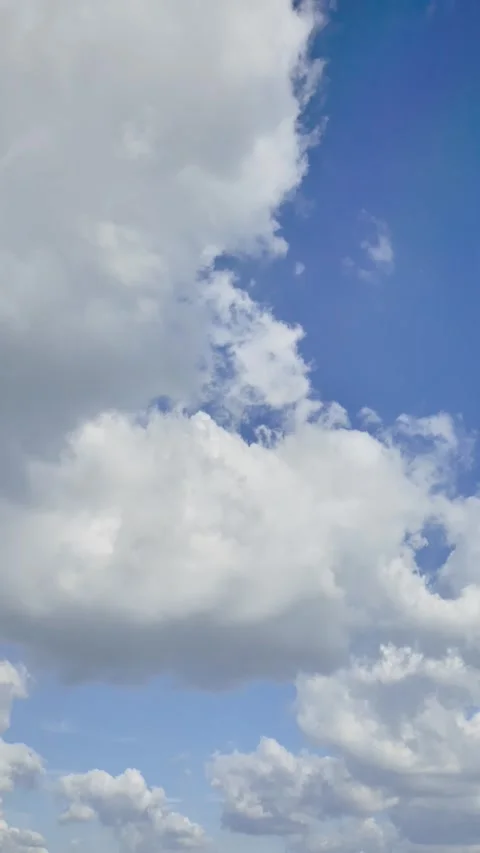 4K Timelapse footage video of clouds in the colorful sky changing their sha.. Video stock 243407963