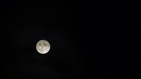 4k timelapse of full moon on dark sky Stock Footage 69779648