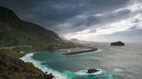 4K Timelapse of Garachico Marina with Waves and Boats 動画素材 314264256