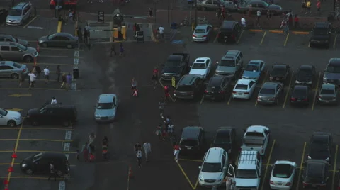 4K Timelapse of Large Crowd and Cars in Parking Lot 動画素材 45152082