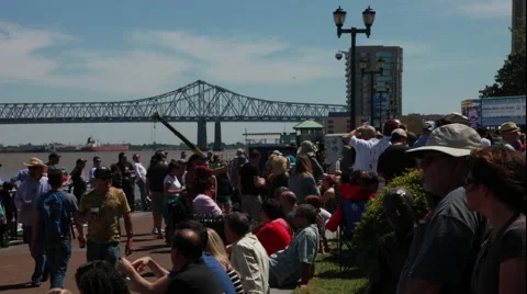 4K Timelapse of Large Crowd by Mississippi River in New Orleans 動画素材 45155643