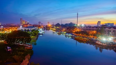 4K Timelapse of Malacca Riverside and Taming Sari Tower during sunrise Video stock 105137838