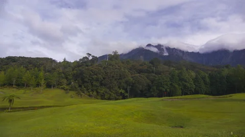 4K Timelapse of Mount Kinabalu with Dramatic cloud movement . 스톡 동영상 200861419